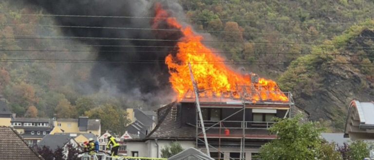 Mehr über den Artikel erfahren Dachstuhlbrand in Bad Salzig (Alarmstufe B3)